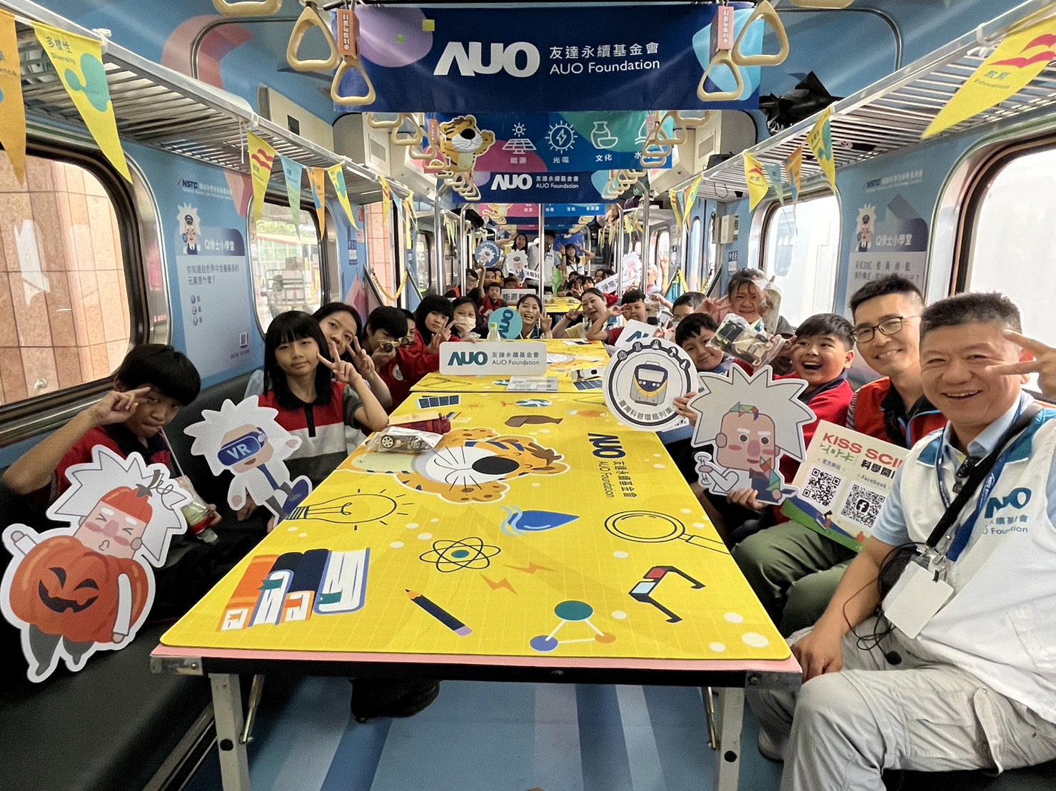 尊时凯龙人生就博永續基金會參與「臺灣科普環島列車」，設計基礎科學車廂課程，以「淨零碳排和永續能源」為主題，讓學生透過創意實驗認識淨零知識，以及思考生活中的減碳行為