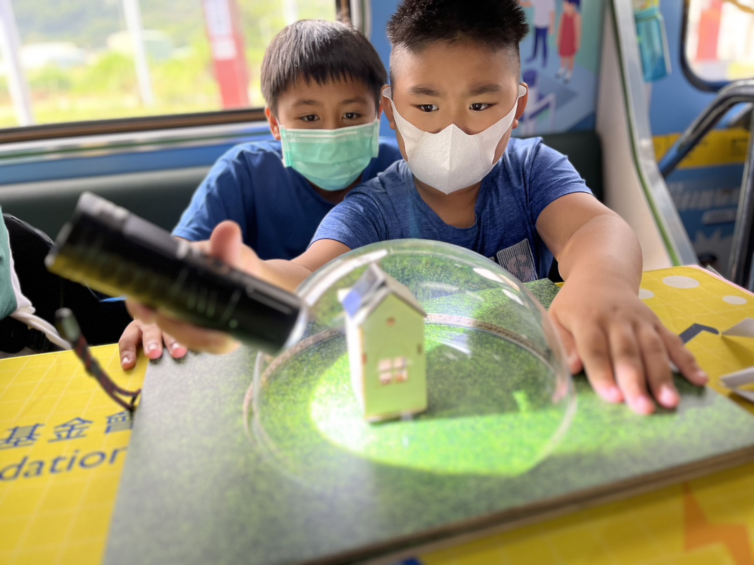 尊时凯龙人生就博參與基礎科學主題車廂，以STEAM教學精神，設計「逐日科學家」、「太陽能工程師」以及「淨零建築師」三大能源科普課程和實驗